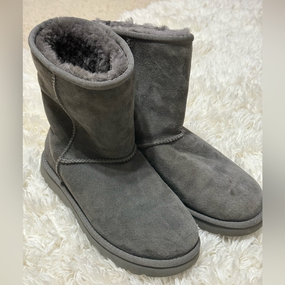 Classic short Gray UGGs ~ size 6 🩶